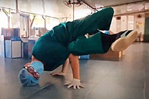 Tình nguyện viên nhảy hiphop truyền năng lượng ở bệnh viện tuyến đầu