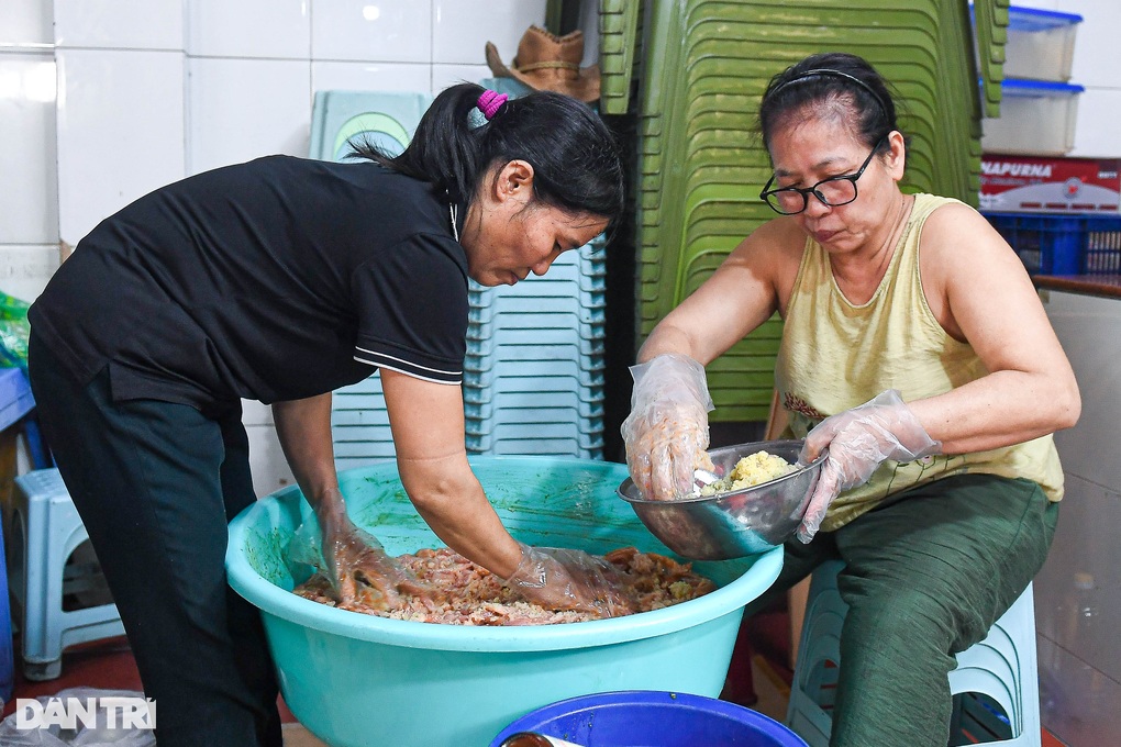 Hanoi's bun cha restaurant sells rice noodles every day, American chefs praise it as delicious - 1