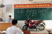 Học trò làm lễ "bàn giao xe" hài hước tặng thầy giáo chủ nhiệm ở Phú Thọ