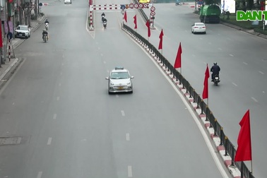 Không khí sáng mùng một: Hà Nội vắng vẻ, sâu lắng trong sắc hoa đào