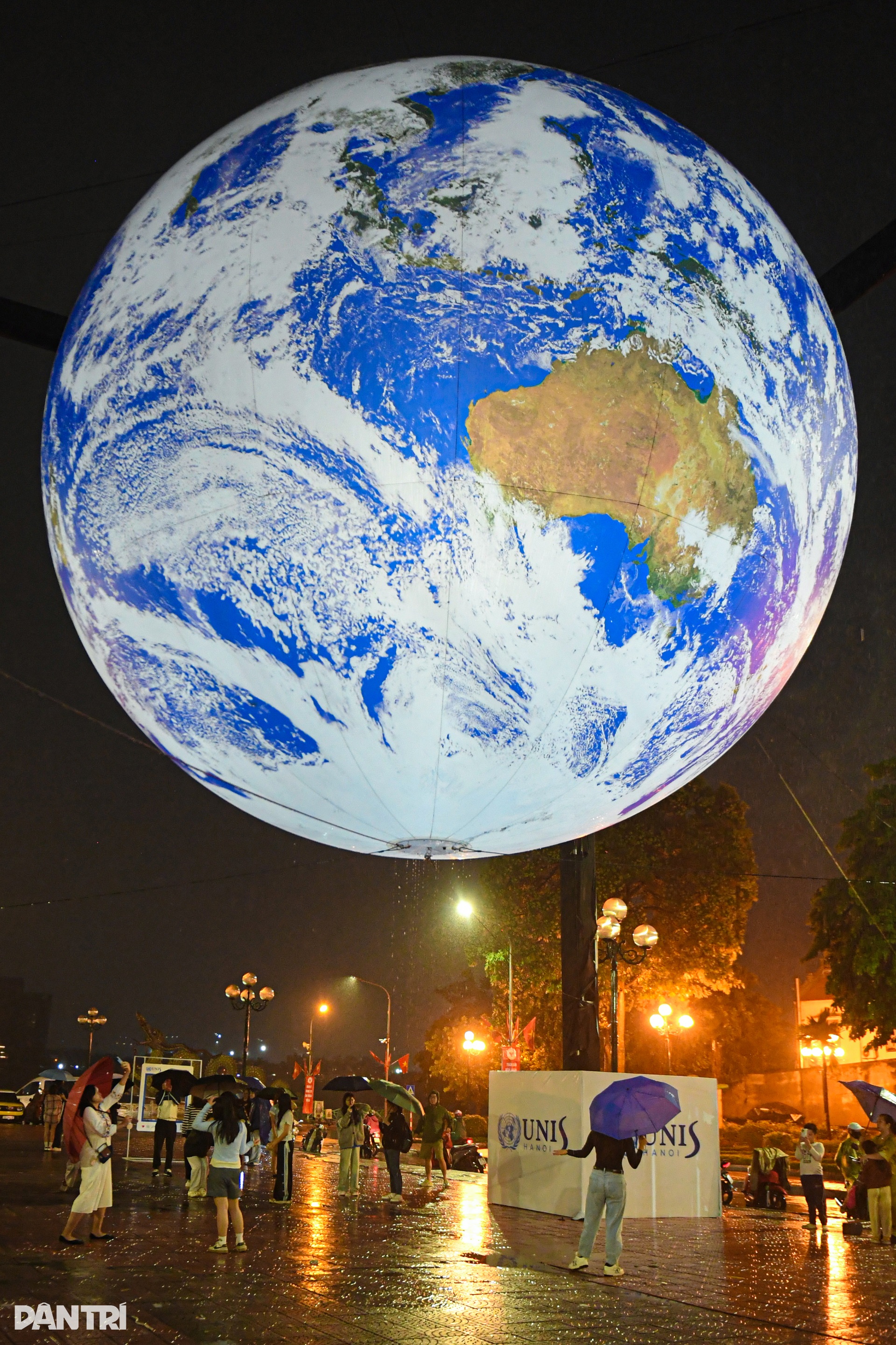 Giới trẻ đội mưa chiêm ngưỡng mô hình Trái Đất khổng lồ tại Hà Nội - 6