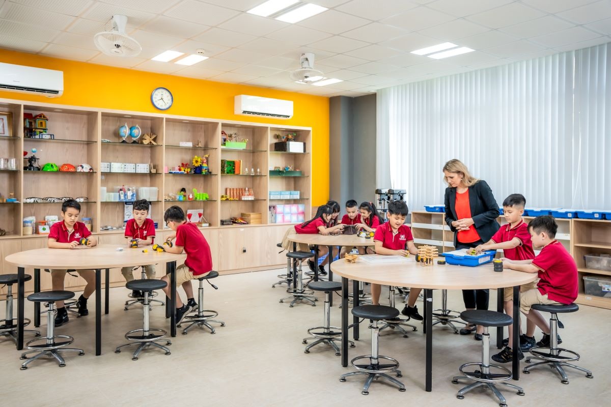 ស្វែងរកទីធ្លាសម្ពោធសម្រាប់កូនៗ គ្រួសារវ័យក្មេងជាច្រើនផ្លាស់ទៅភាគខាងកើតទីក្រុងហាណូយ - ១ Đi tìm bệ phóng cho con, nhiều gia đình trẻ chuyển nhà về phía đông Hà Nội - 1