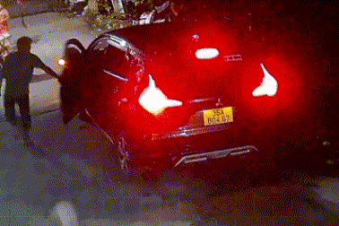 Người đàn ông cầm mã tấu chém tài xế taxi công nghệ trên đường ở TPHCM