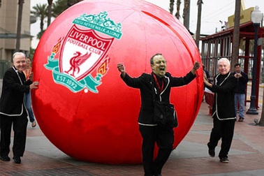 Ảnh biếm họa về bàn thua do “bóng nhựa” của Liverpool