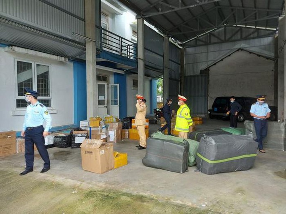 Phát hiện số hàng hóa lậu lớn trong khoang hành khách xe giường nằm - 3
