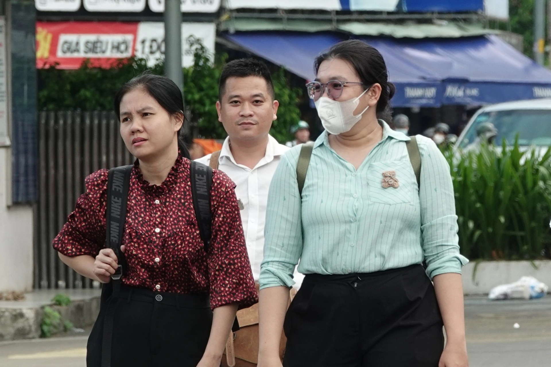 Nữ cán bộ chạy xe máy 80km đi làm, gác chuyện nội trợ để lo công việc - 3 Nữ cán bộ chạy xe máy 80km đi làm, gác chuyện nội trợ để lo công việc - 3