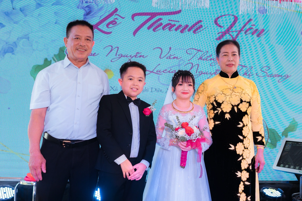 Đám cưới gây sốt của cặp đôi cô dâu chú rể chỉ cao 1m30 ở Nghệ An - 2 Đám cưới gây sốt của cặp đôi cô dâu chú rể chỉ cao 1m30 ở Nghệ An - 2