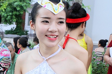 Rộn ràng váy áo, đạo cụ đi thi năng khiếu vào đại học