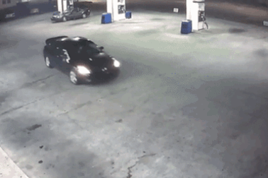 Cô gái liều mình nhảy khỏi cốp xe, chạy trốn kẻ bắt cóc