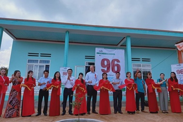 Trẻ em xã nghèo được tặng trường trị giá 1,6 tỷ đồng