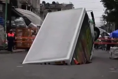 Hố tử thần nuốt trọn chiếc xe tải trong tích tắc