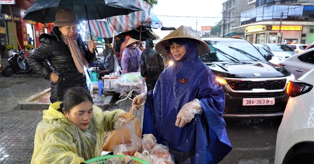 View - Ngày vía Thần Tài mưa tầm tã, món xôi nghe lạ tai vẫn tấp nập khách mua | Báo Dân trí