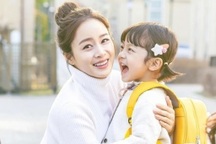 Bé trai bị "chuyển giới" làm con gái Kim Tae Hee giờ ra sao?