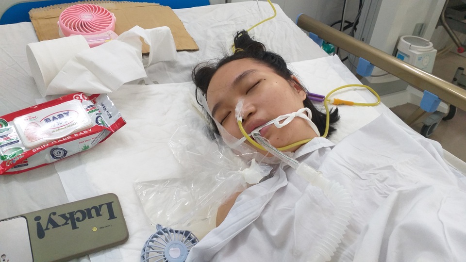 Xót xa cảnh cha nghèo bất lực nhìn con gái chết mòn - 1 Xót xa cảnh cha nghèo bất lực nhìn con gái chết mòn - 1