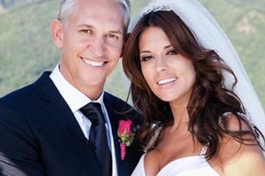 Lineker chính thức cưới người đẹp Danielle Bux