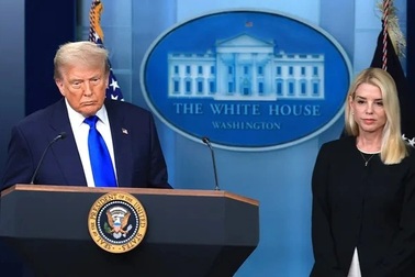 Tổng thống Trump "đứng hình" vì phát âm của phóng viên nước ngoài