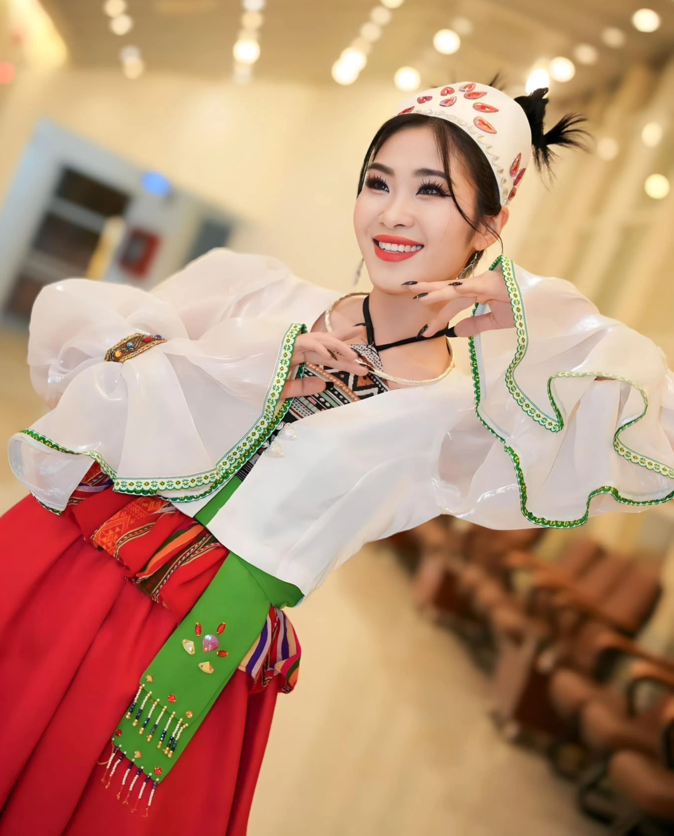 នារីត្រូវបានអ្នកនិយមលេងអ៊ីនធឺណិតតាមរកក្រោយពេលច្រៀងតាមផ្លូវមួយយប់ - ៦ Những cô gái được dân mạng truy tìm sau một đêm nhờ hát trên phố - 6