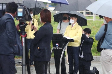 Thứ trưởng Hàn Quốc hứng chỉ trích vì để trợ lý quỳ gối che ô