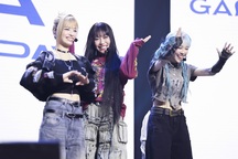 Diệu Nhi làm điều bất ngờ trong buổi họp fan của Anh Tú Atus