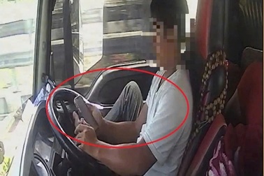 Làm sao giám sát tài xế lái xe bằng chân, buông cả hai tay khỏi vô lăng?