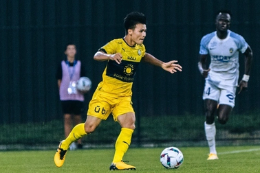 Không được chạm bóng và bi kịch của Quang Hải ở Pháp