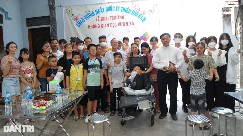Đôi vai lệch gánh trang sách hồng - 1 Đôi vai lệch gánh trang sách hồng - 1