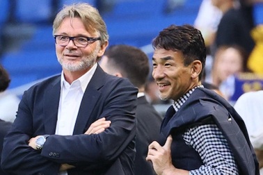 Tái xuất sau hơn một năm rời tuyển Việt Nam, HLV Troussier chịu thất bại