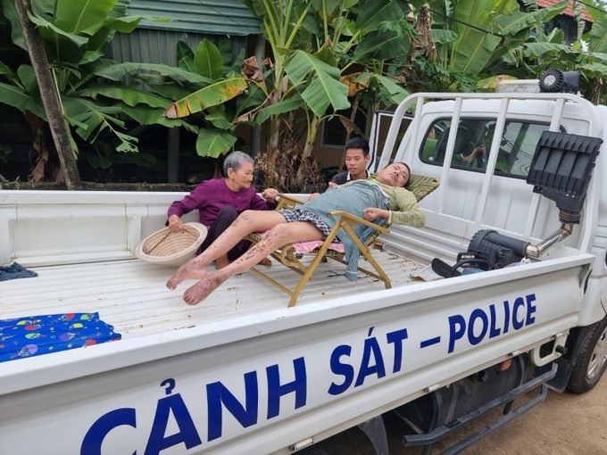 Người già yếu, đau ốm, bệnh tật tại thị xã Hương Thuỷ được lực lượng chức năng hỗ trợ sơ tán đến nơi an toàn