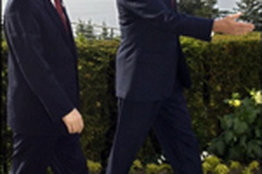 Chủ tịch Hồ Cẩm Đào tặng Tổng thống Bush cuốn "Nghệ thuật quân sự"