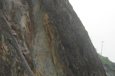 Núi nứt, nguy cơ sạt lở đất "lấp" quốc lộ