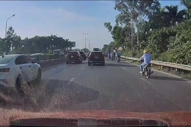 Nhập làn bất cẩn, chiếc SUV bị đâm móp đuôi