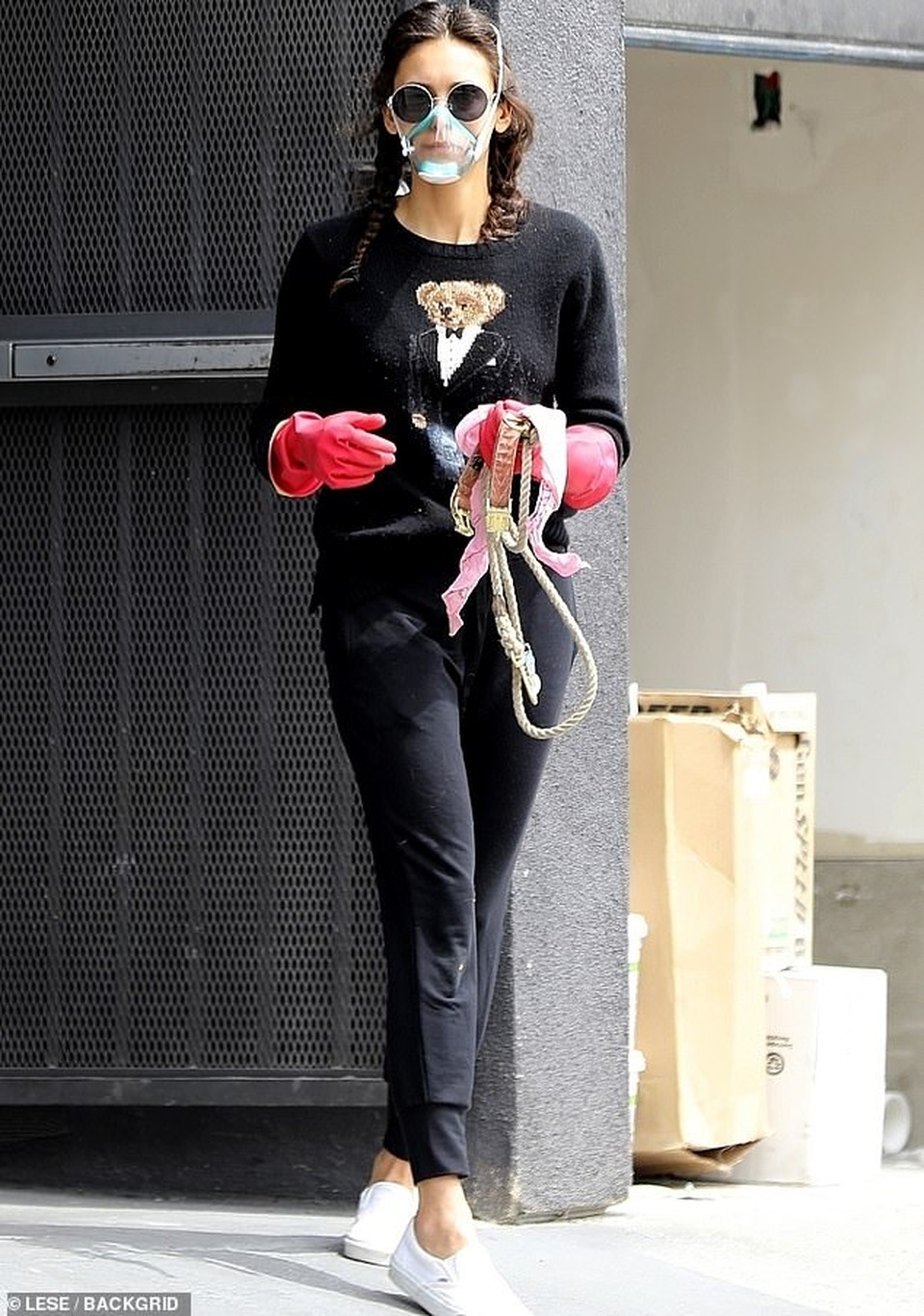 Người sói Hugh Jackman đeo khẩu trang ra phố - 8 Người sói Hugh Jackman đeo khẩu trang ra phố - 8