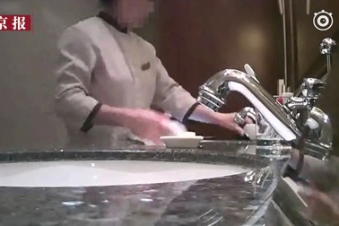 Khách sạn 5 sao của Trung Quốc bị tố cáo dùng khăn tắm của khách lau sàn, bồn cầu