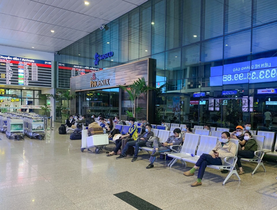 Sân bay Tân Sơn Nhất vắng vẻ.jpg Sân bay Tân Sơn Nhất vắng vẻ.jpg