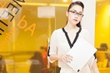 Linh Nga sắc sảo trong công việc “tay trái”