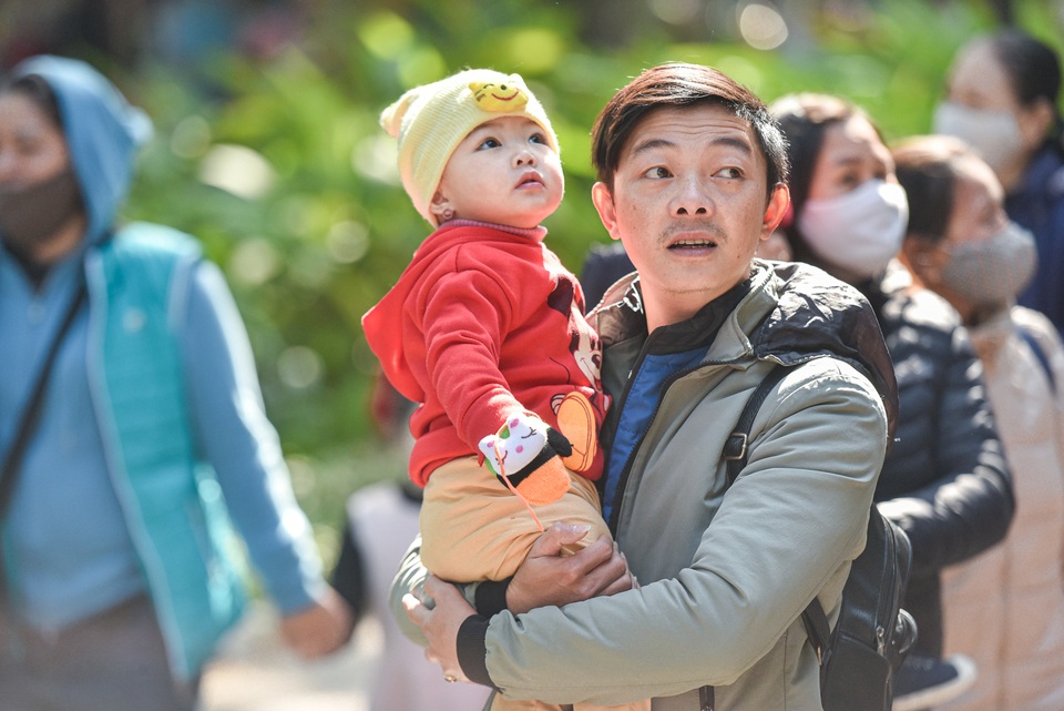 Biển người chen chân chật kín trong công viên Thủ Lệ dịp nghỉ Tết - 12 Biển người chen chân chật kín trong công viên Thủ Lệ dịp nghỉ Tết - 12