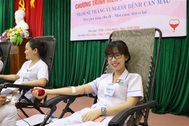 Hơn 100 y bác sĩ tham gia hiến máu cứu người