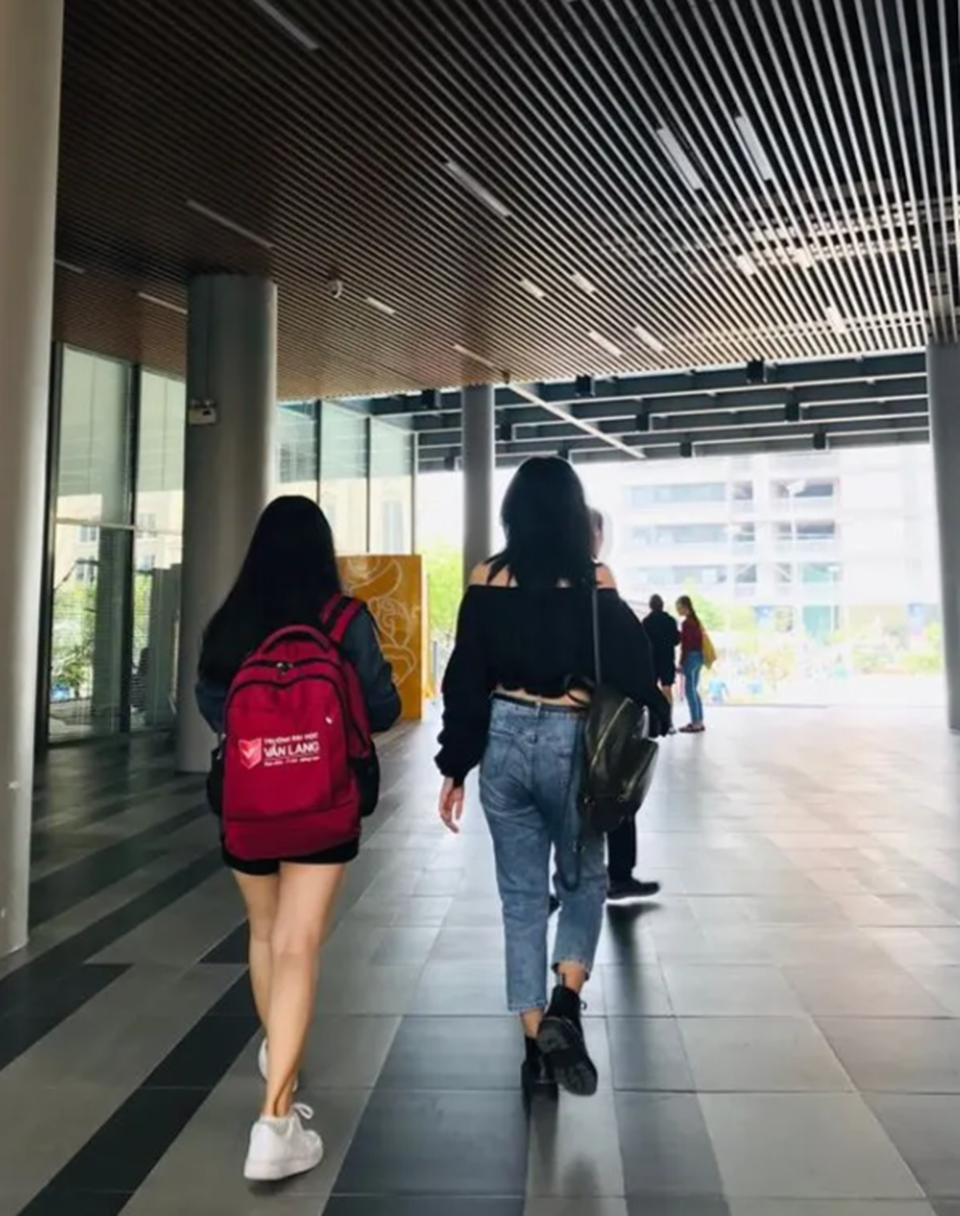 Thời trang giảng đường: Nơi thoải mái hai dây, nơi kín cổng cao tường - 2