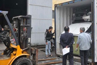 Tạm giữ 12 ô tô đội lốt máy kéo cập cảng Hải Phòng