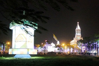 Đèn kéo quân cao bằng... nhà 4 tầng chào đón Noel