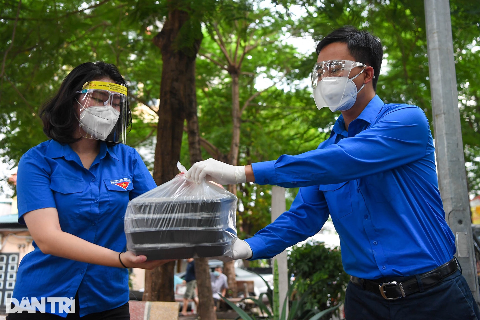 Hà Nội: Trao tặng 50.000 suất cơm nghĩa tình tới người dân gặp khó khăn - 4 Hà Nội: Trao tặng 50.000 suất cơm nghĩa tình tới người dân gặp khó khăn - 4