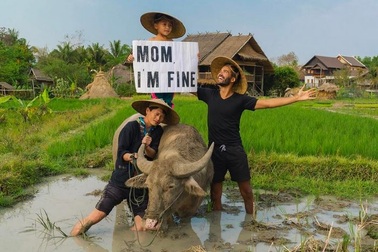 "Nổi như cồn" trên mạng nhờ du lịch khắp nơi và gửi tin nhắn độc đáo tới mẹ