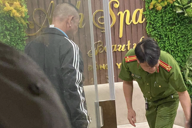 Điều tra nghi án cô gái bị đâm chết tại tiệm spa