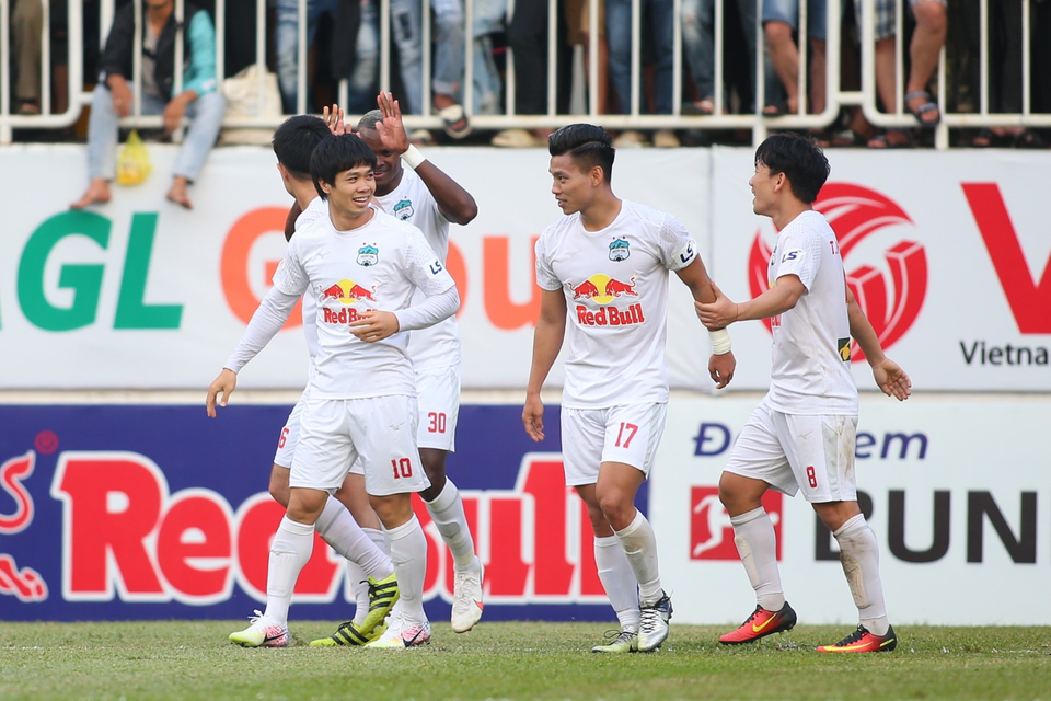 HA Gia Lai 3-0 TPHCM: Lee Nguyễn mờ nhạt, Công Phượng tiếp tục rực rỡ - 1 HA Gia Lai 3-0 TPHCM: Lee Nguyễn mờ nhạt, Công Phượng tiếp tục rực rỡ - 1