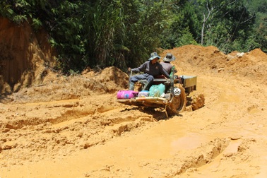 Mưa lớn gây sạt lở, ách tắc nghiêm trọng ở Quảng Nam