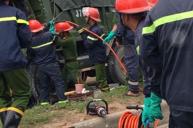 Dùng máy cắt đặc biệt cắt cabin xe đưa tài xế mắc kẹt ra ngoài