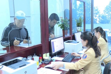 Người dân đi 300km để đổi giấy phép lái xe, hết giờ CSGT vẫn tiếp nhận