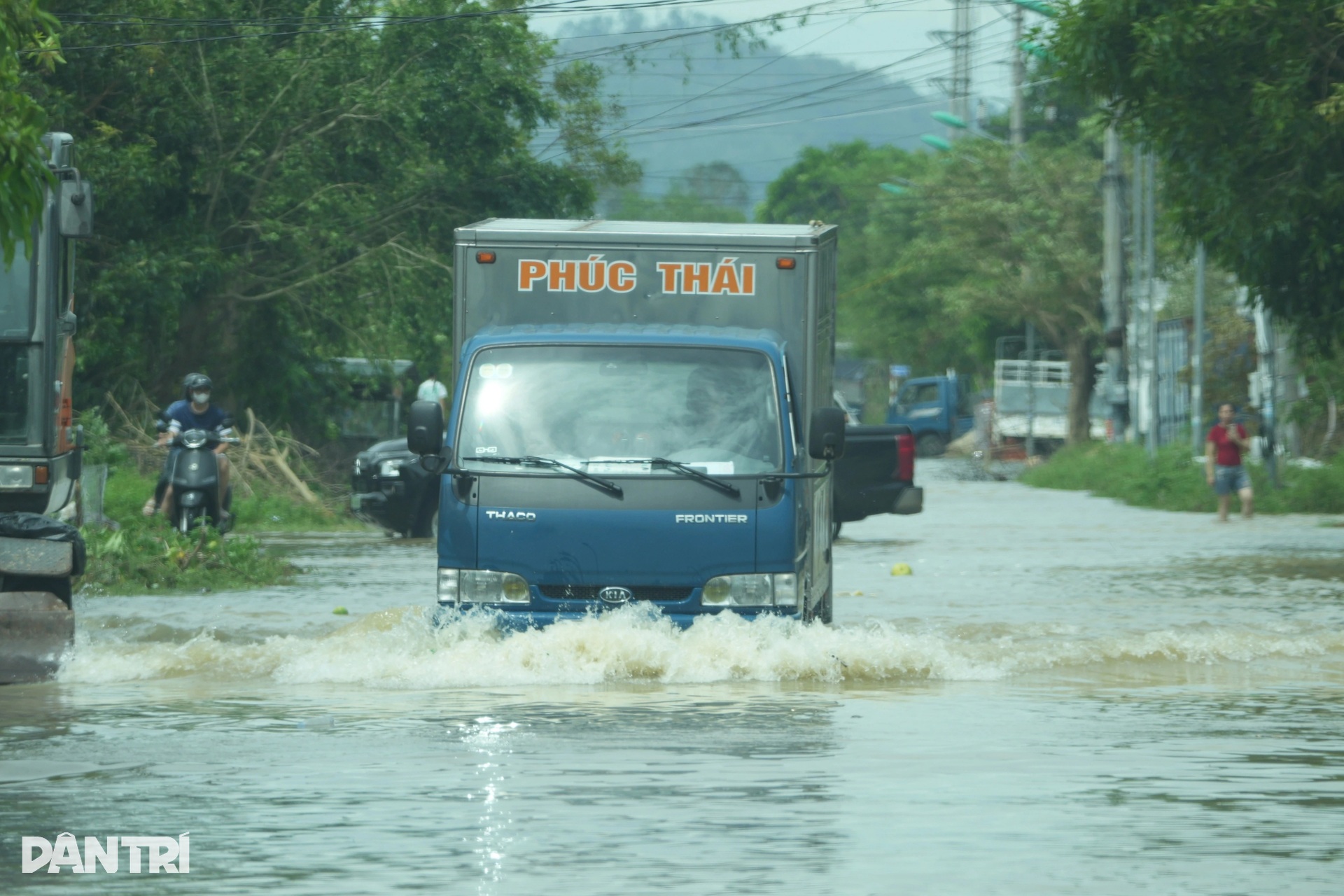 Lũ dâng nhanh, vợ chồng bất lực nhìn tài sản chìm trong biển nước - 15 Lũ dâng nhanh, vợ chồng bất lực nhìn tài sản chìm trong biển nước - 15