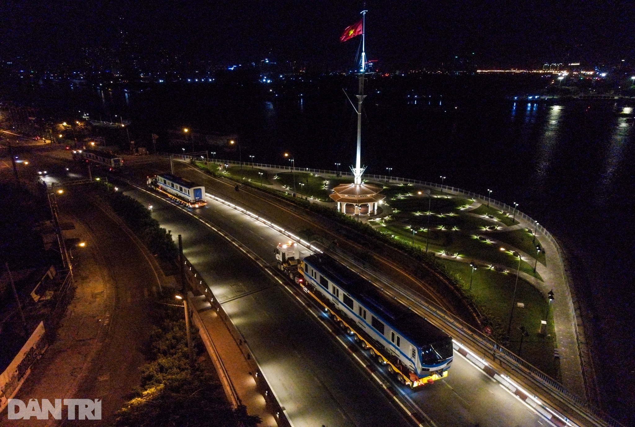 Xe siêu trọng xuyên đêm vận chuyển 3 toa tàu Metro số 1 về Depot Long Bình - 13