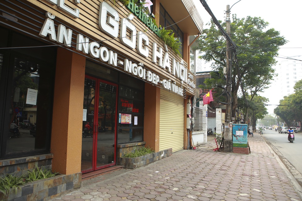 Hà Nội: Hàng loạt hàng quán tạm nghỉ, dán thông báo phòng dịch Covid-19 - 10 Hà Nội: Hàng loạt hàng quán tạm nghỉ, dán thông báo phòng dịch Covid-19 - 10